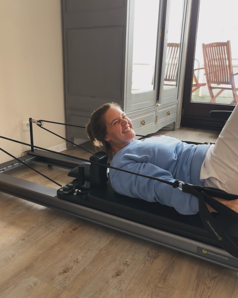 Junge Frau beim Postnatal Pilates in Aachen